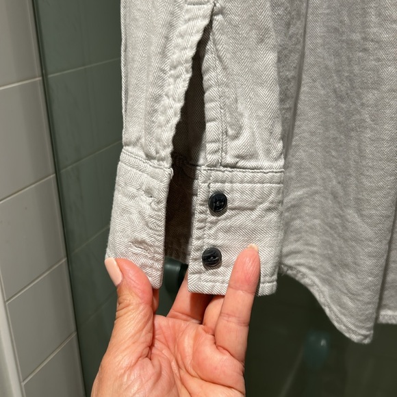 SOLD❗️TNA Relax Light Grey Classic Fit Shirt Size M - Picture 8 of 8